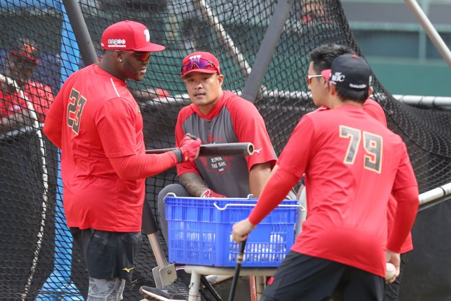 味全龍新洋炮鈦龍（左）。（杜宜諳攝）