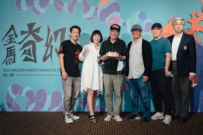 侯孝贤（左三）今出席《少年吔，安啦！》4K修復版首映，眾人端出蛋糕帮他庆祝75岁生日。（金马执委会提供）