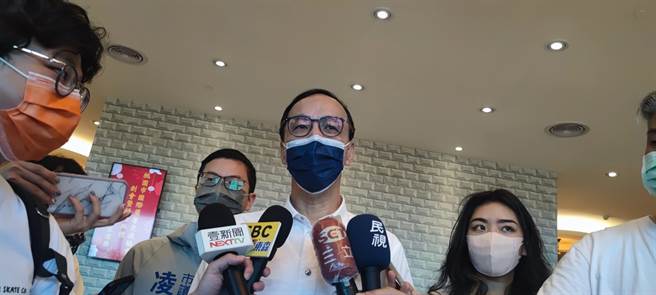 國民黨主席朱立倫受訪表示，智強是自己同志，歡迎他出席任何活動。（賴佑維攝）