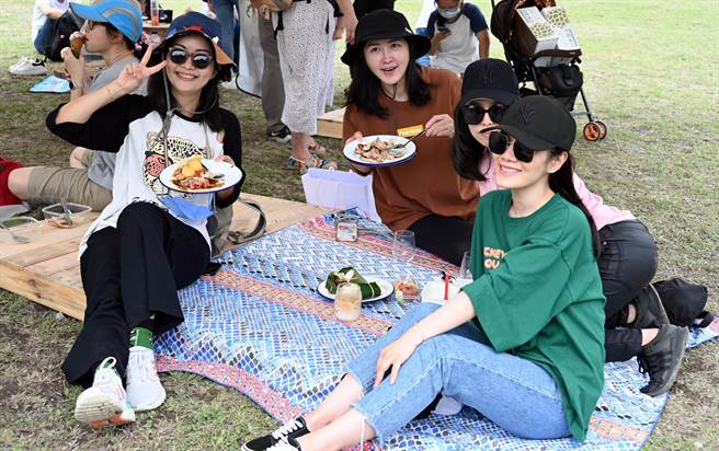 台東慢食節今天在成功鎮海濱公園登場，民眾席地而坐，享受來自太平洋的豐盛海味。（民眾提供）  