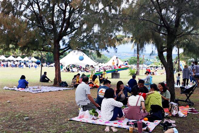 台東慢食節今天在成功鎮海濱公園登場，民眾席地而坐，享受來自太平洋的豐盛海味。（民眾提供）  
