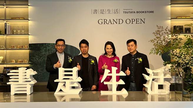 远雄位于高雄科工馆旁的新建案「琢蕴」接待中心，跨界与台湾茑屋TSUTAYA BOOKSTORE合作，量身打造「书是生活」空间。（柯宗纬摄）