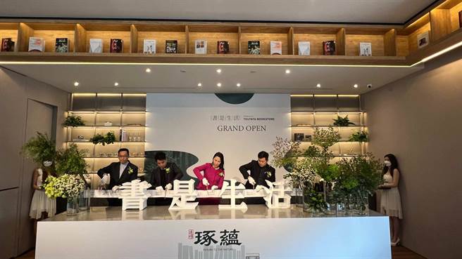 远雄位于高雄科工馆旁的新建案「琢蕴」接待中心，跨界与台湾茑屋TSUTAYA BOOKSTORE合作，量身打造「书是生活」空间。（柯宗纬摄）