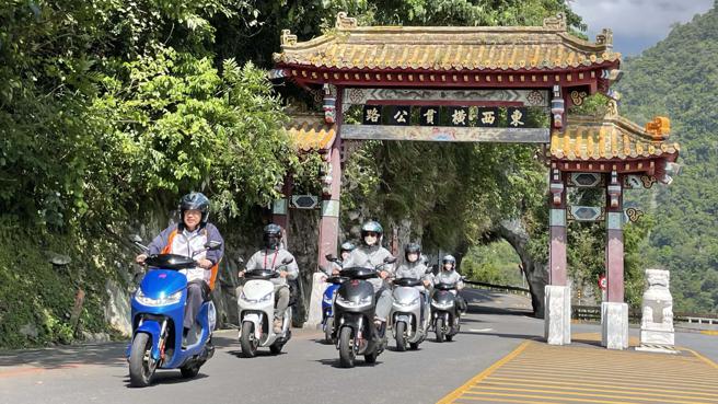 目前Ionex電動機車已可從西部騎上武嶺，隨著花蓮便利換電站增設之後，未來橫越中央山脈將成為可能，光陽執行長柯俊斌率領車隊繞行太魯閣牌樓。（陳大任攝）