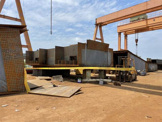 桃捷桥梁外包工程工安意外，钢板坠落砸死包商、工人腹部受伤。(读者提供／刘秀芬台南传真)