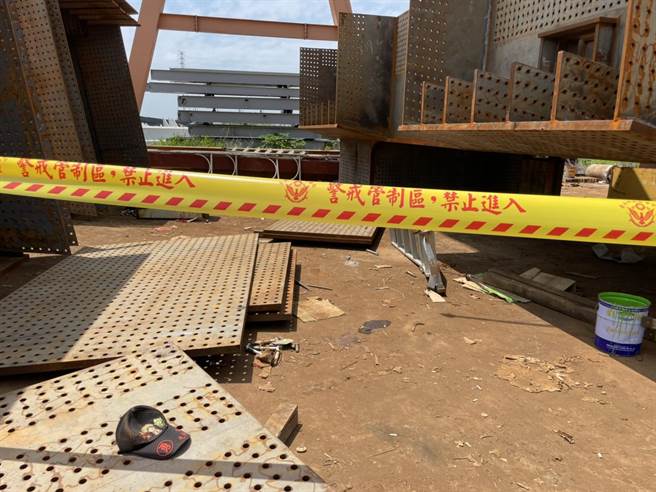 桃捷桥梁外包工程工安意外，钢板坠落砸死包商、工人腹部受伤。(读者提供／刘秀芬台南传真)