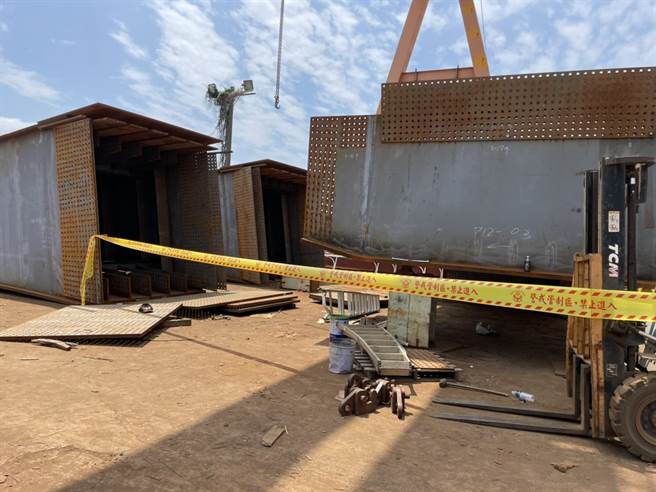 桃捷桥梁外包工程工安意外，钢板坠落砸死包商、工人腹部受伤。(读者提供／刘秀芬台南传真)