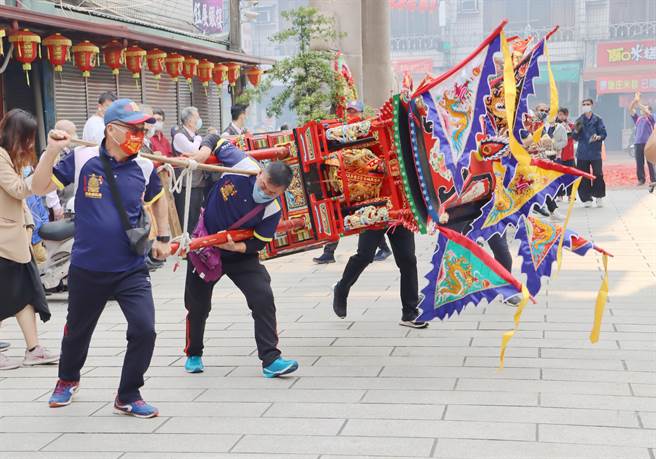 金门城隍庙连辇轿都运来台湾，在嘉义城隍庙展现4种辇驾步法，惊艳全场。（吕妍庭摄）