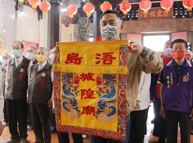 为邀请嘉义城隍庙跨海一起迎城隍，不但金门县长杨镇浯亲自率团抵嘉邀请。（吕妍庭摄）