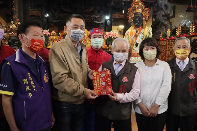 停办2年的金门县「浯岛迎城隍」宗教庆典今年復办，9日金门县长杨镇浯（左二）率队抵「嘉」，遵循隆重古礼送端肃佛帖给嘉邑城隍，邀庙方与市长黄敏惠（右二）一同跨海参与遶境。（吕妍庭摄）