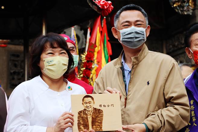 停办2年的金门县「浯岛迎城隍」宗教庆典今年復办，9日金门县长杨镇浯（右）亲自来台邀嘉义市长黄敏惠到金门，黄敏惠（左）贴心送上桧木小礼物。（吕妍庭摄）