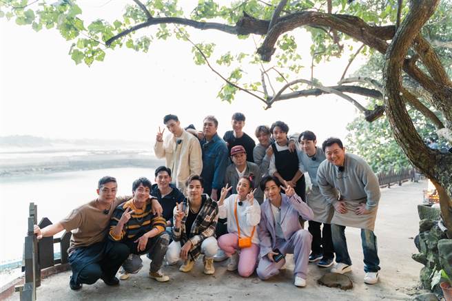 男神级嘉宾温升豪、坤达、陈汉典、黄伟晋、关韶文和吴珝阳一同到「老屋」吃饭。（TVBS提供）