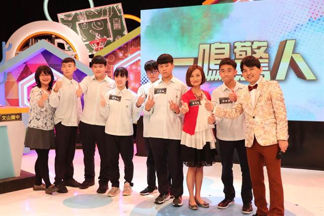 黃子佼（右）因主持《一鳴驚人》擄獲不少國中小粉絲。（中天綜合台提供）