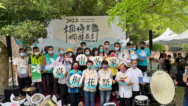 台南客家桐花祭9日登场，台南市副市长赵卿惠(前左二)邀游客上梅岭赏花。(台南市楠西区公所提供／刘秀芬台南传真)