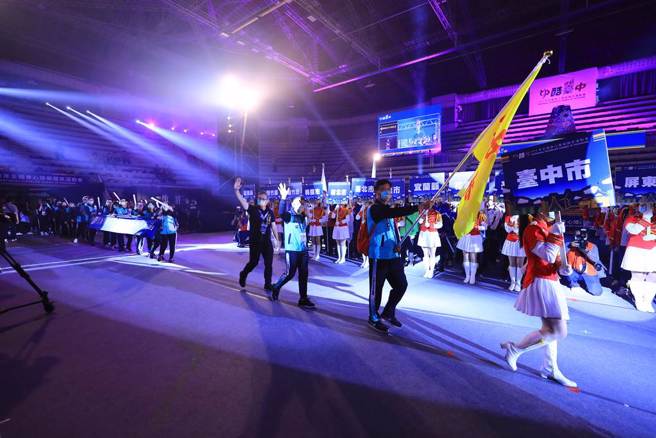 2022年全国身心障碍国民运动会，9日下午在国立台湾体育运动大学体育馆热闹开幕，图为运动员进场。(林欣仪摄)
