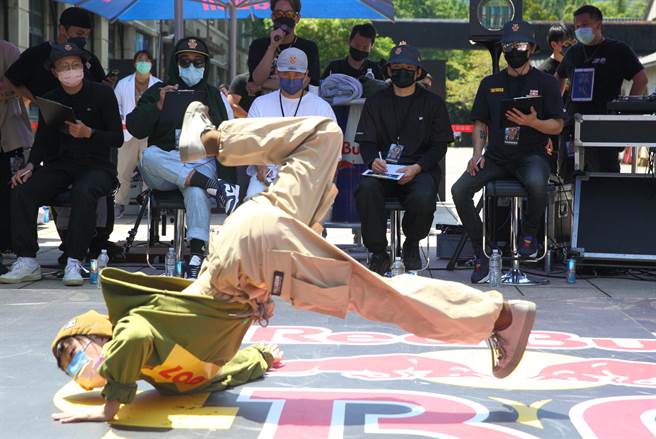 2022年Red Bull BC One台灣大賽9日在台北松菸文創園區舉辦海選，首次邀請5位曾代表台灣出國參賽的B-Boy擔任評審。（張鎧乙攝）