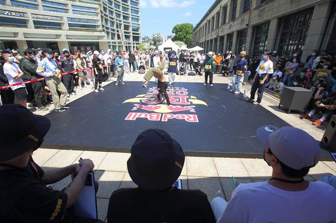 2022年Red Bull BC One台灣大賽9日在台北松菸文創園區舉辦海選，首次邀請5位曾代表台灣出國參賽的B-Boy擔任評審。（張鎧乙攝）