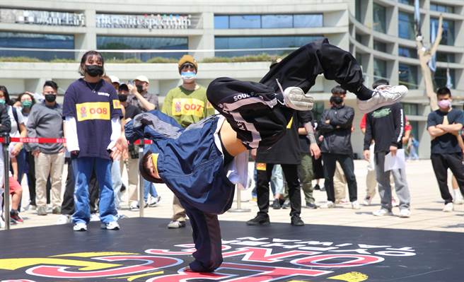 2022年Red Bull BC One台灣大賽9日在台北松菸文創園區舉辦海選，參與海選的B-Girl卯足全力，同台較勁。（張鎧乙攝）