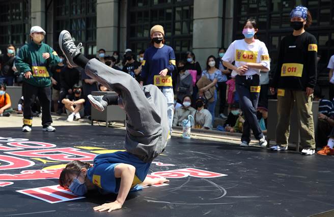 2022年Red Bull BC One台灣大賽9日在台北松菸文創園區舉辦海選，參與海選的B-Girl卯足全力，同台較勁。（張鎧乙攝）