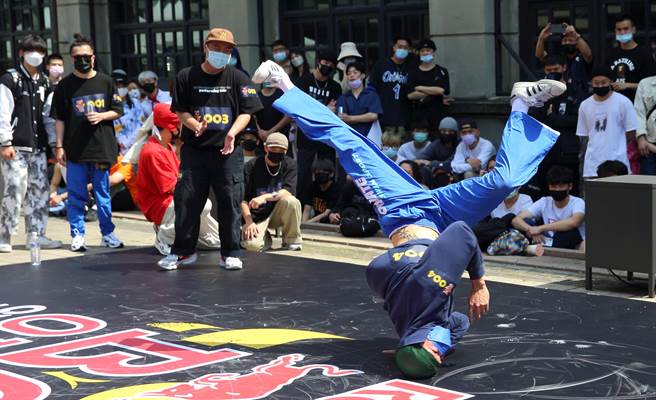 2022年Red Bull BC One台灣大賽9日在在台北松菸文創園區舉辦海選，參與海選的B-Boy卯足全力，同台較勁。（張鎧乙攝）