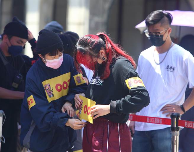 參與海選的B-Girl互相幫忙將比賽號碼布別在身上。（張鎧乙攝）