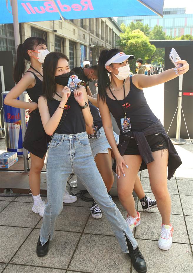 2022年Red Bull BC One台灣大賽9日在台北松菸文創園區舉辦海選，參與的工作人員合影留念。（張鎧乙攝）