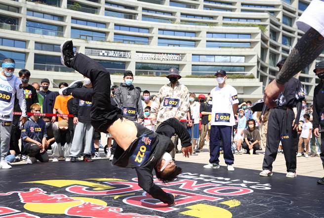 2022年Red Bull BC One台灣大賽9日在台北松菸文創園區舉辦海選，參與海選的B-Boy卯足全力，同台較勁。（張鎧乙攝）