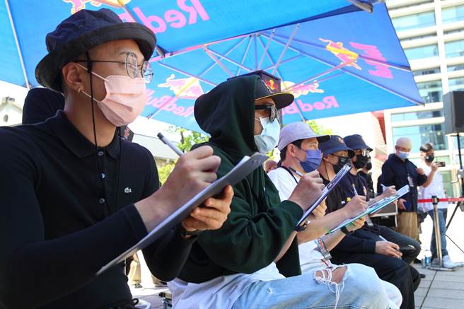 2022年Red Bull BC One台灣大賽9日在台北松菸文創園區舉辦海選，首次邀請5位曾代表台灣出國參賽的B-Boy擔任評審。（張鎧乙攝）