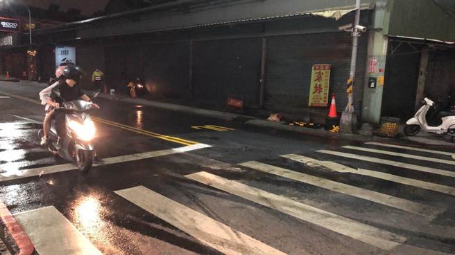 高雄市凤山区文化路与文昌街口路面今天上午9时发生约2米深下陷情形，已于下午约7时30分完成抢修并开放通行。(高雄市政府水利局提供／林雅惠传真)