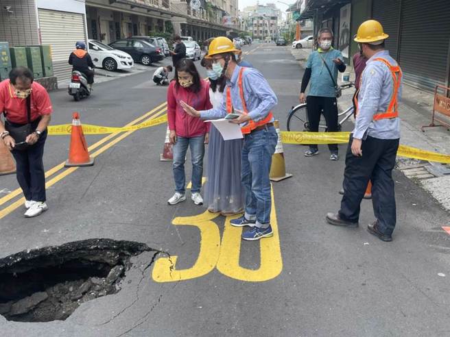 高雄市凤山区文化路、文昌街口路面9日上午突然出现直径两米的天坑。（民眾提供／袁庭尧高雄传真）
