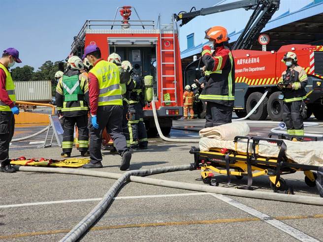 桃園市政府消防局第二救災救護大隊今日辦理物流倉儲組合搶救演練，邀請轄內大型物流倉儲業者觀摩。（翻攝照片）