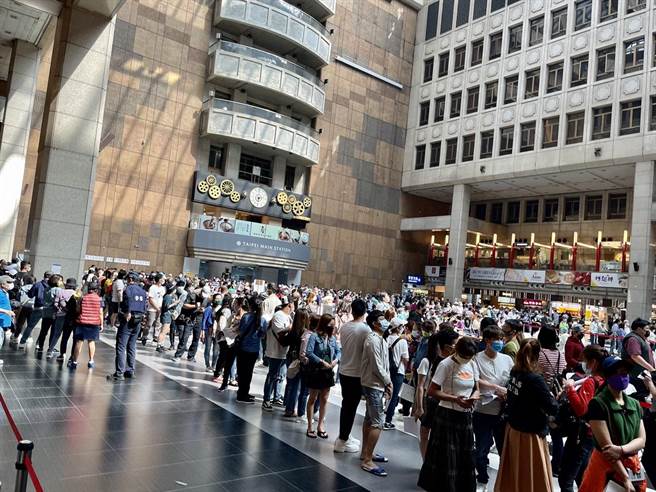 台北車站再度湧現打疫苗人潮。（北市府提供／楊亞璇台北傳真）