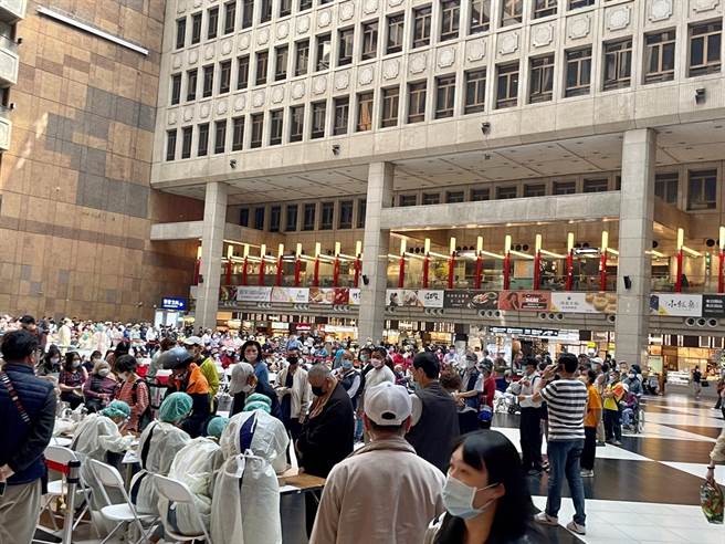 台北車站再度湧現打疫苗人潮。（北市府提供／楊亞璇台北傳真）