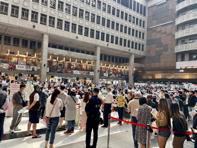 台北車站再度湧現打疫苗人潮。（北市府提供／楊亞璇台北傳真）