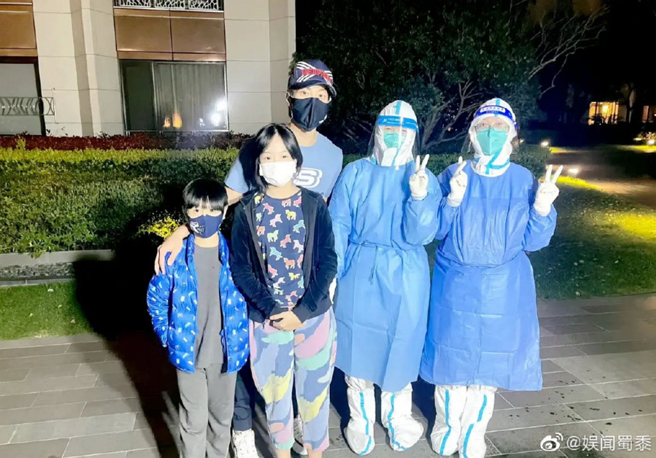 日前有防護志願者透露替吳尊一家人做檢測的經驗，大讚態度親民又送水果，讓他們印象深刻。(圖/ 摘自微博)