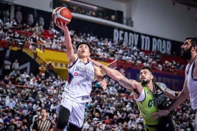 高國豪強勢切入禁區上籃。(新竹攻城獅提供)