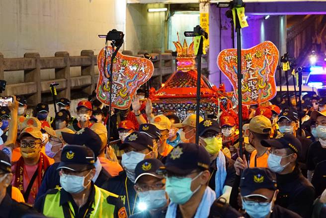 大甲妈祖绕境９日晚间进入彰化，在大甲镇澜宫董事长顏清标亲自压轿下，在８点５分顺利通过一级战区民生地下道。（吴建辉摄）