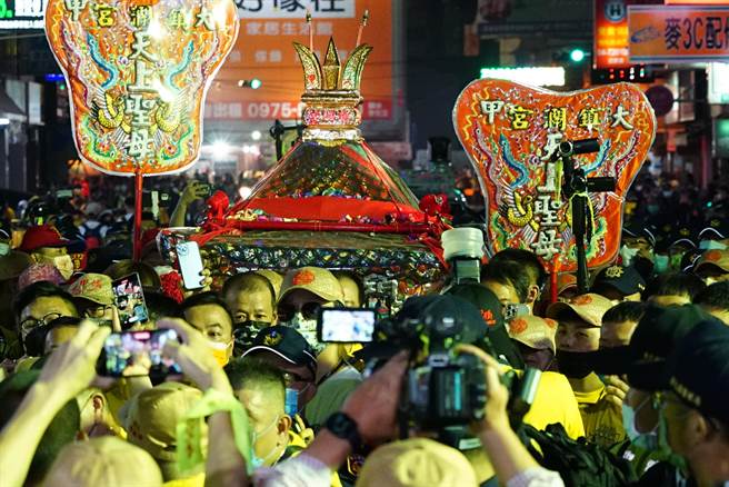 不料大约在８点半左右，妈祖銮轿行经到三民路上时，出现统促党总裁「白狼」张安乐，一度想闯进管制区，在现场爆发多起衝突。（吴建辉摄）
