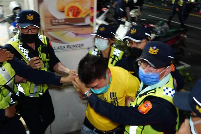 9日晚间民生地下道在顏清标压轿下，十分平和通过民生地下道，没想到就在中华统一促进党总裁「白狼」张安乐抵达后，爆发好几波推挤衝突，现场棍棒、瓶罐、辣椒水齐飞。（吴建辉摄）
