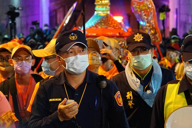 彰化分局长王国峯强势拒绝让白狼张安乐接驾，双方爆发口角，当晚带走４名滋事分子，全依社维法送办。（吴建辉摄）