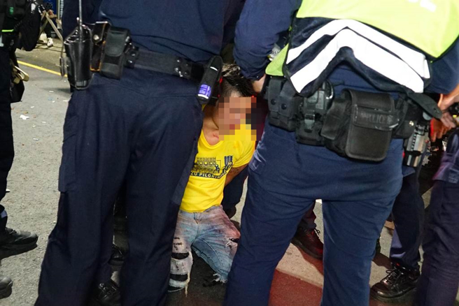 当晚逮捕的6名滋事份子，将全依公共秩序维护法管束，后续也将调阅相关监视画面，逮捕其他滋事份子。（吴建辉摄）