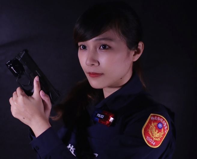 新北市妇幼警察队女警杨佳洁，大学念的是北教大教育学系，也曾在国小担任实习老师，为了保护妇女安全报考警察特考，让她一缘「守护妇幼」的从警梦。(新北市警妇幼队提供)
