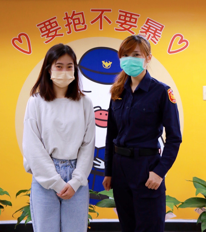 新北市妇幼警察队女警杨佳洁，大学念的是北教大教育学系，也曾在国小担任实习老师，为了保护妇女安全报考警察特考，让她一缘「守护妇幼」的从警梦。(新北市警妇幼队提供)