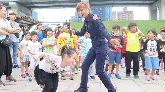 新北市妇幼警察队女警杨佳洁，大学念的是北教大教育学系，也曾在国小担任实习老师，为了保护妇女安全报考警察特考，让她一缘「守护妇幼」的从警梦。(新北市警妇幼队提供)
