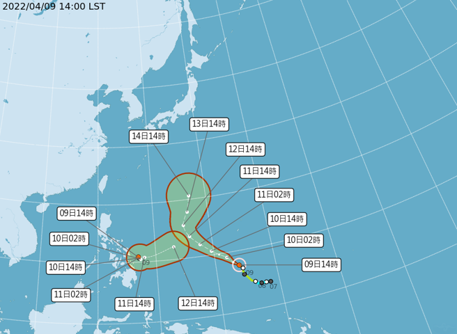 颱风马勒卡（右）及热带性低气压TD03（左）路径图。（气象局提供）