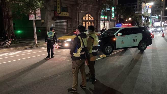 新北市林口分局於8日夜間與新北市政府環境保護局執行改裝噪音車輛聯合稽查。（林口警分局提供）