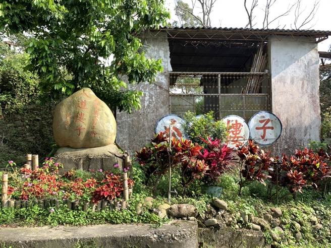 丰原「万里长城」自921大地震后荒废至今，但八道楼子题字大石仍屹立不摇。（市议员陈清龙提供／陈淑娥台中传真）