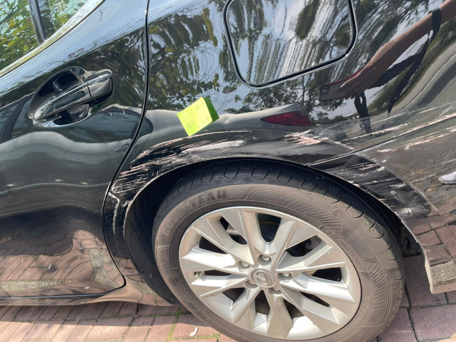 有名正妹的爱车在国道休息站被A伤，好心人留便条纸写出肇逃车辆车牌，网友还帮调车籍资料助攻。（翻摄自爆废公社二社）