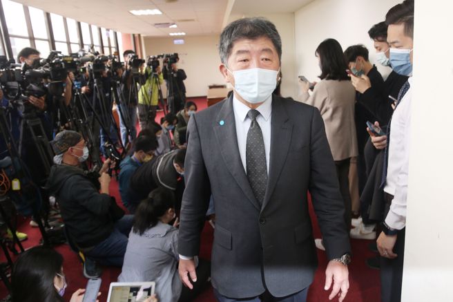 陈时中、苏贞昌在蔡英文宣布阴性后，立即解除为期仅4小时的自我监测，引发双标质疑。(图／资料照、杜宜谙摄)