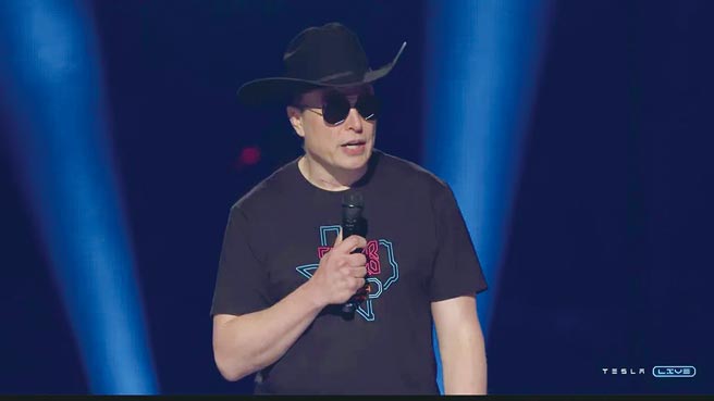 在名为「网路牛仔竞技」的万人派对上，穆斯克戴上牛仔帽与黑色墨镜。图／取自特斯拉官网